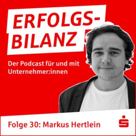 Ein Mann mit kurzen, lockigen Haaren und ernstem Gesichtsausdruck ist auf einem Werbebild für eine Podcast-Folge der Podcast Agentur zu sehen. Die rot-weiße Grafik enthält in fetten Buchstaben „ERFOLGS-BILANZ“ und weist darauf hin, dass der Podcast für und mit Unternehmern ist. Die Episode trägt den Titel „Folge 30: Markus Hertlein“ und ein Logo, das einem stilisierten „s“ ähnelt.
