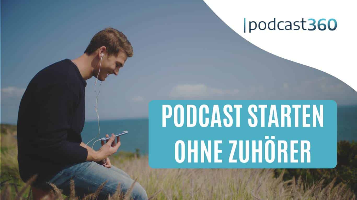 Ein Mann sitzt draußen auf einer Wiese an der Küste und hört mit weißen Ohrstöpseln etwas auf seinem Smartphone. Neben ihm steht der Text „Podcast starten ohne Zuhörer“ und oben rechts „podcast360“.