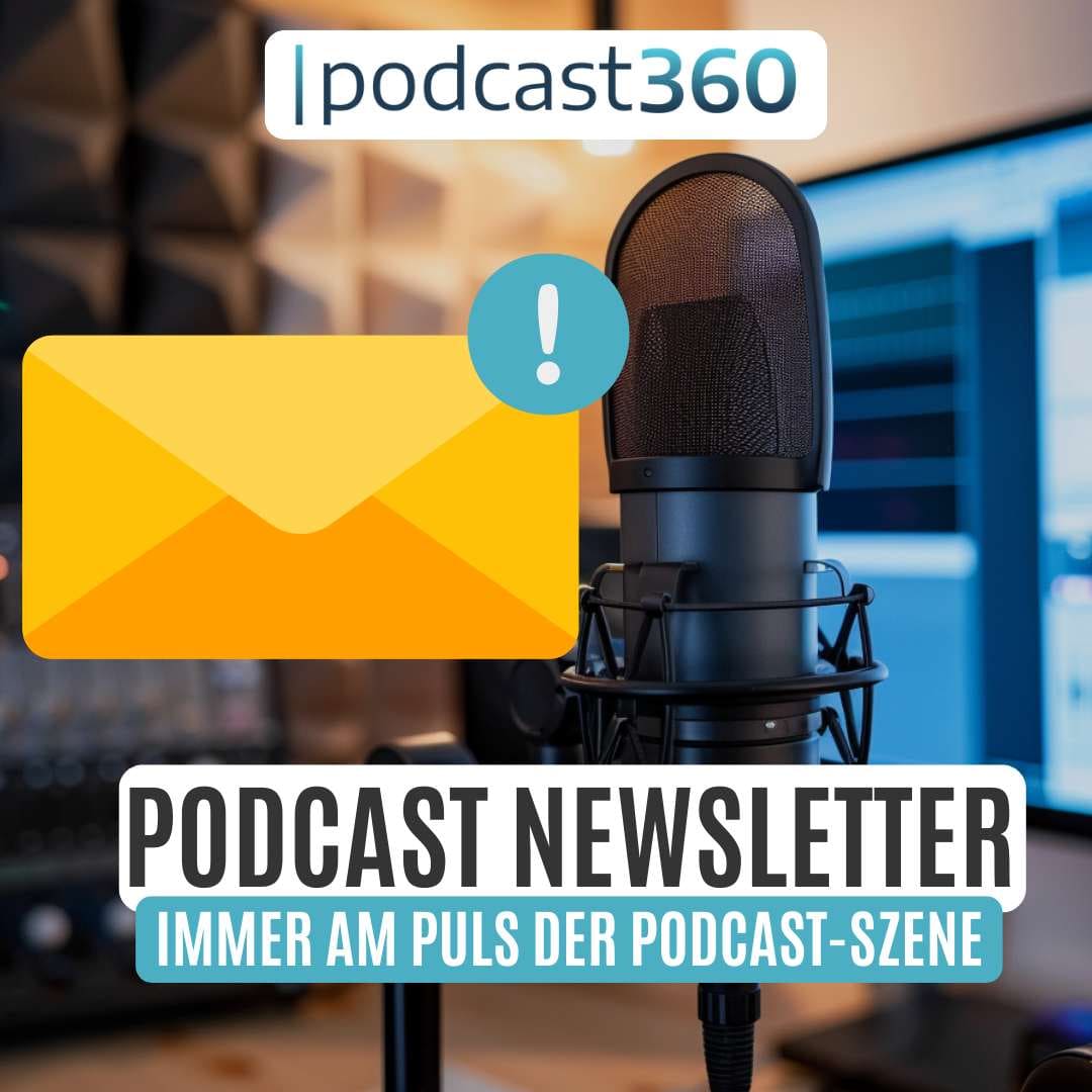 Ein Tonstudio-Setup mit einem großen Mikrofon im Fokus und verschwommenem Audiogerät im Hintergrund. Ein Umschlagsymbol mit einem Ausrufezeichen überlagert das Bild, mit „Podcast360“ oben. Der Text lautet „Podcast Newsletter – Immer am Puls der Podcast-Szene“.